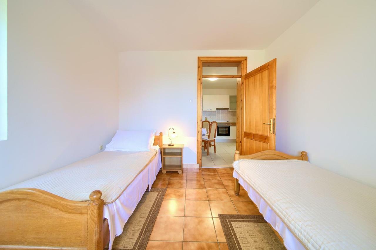 Apartments Loncar Крк Екстер'єр фото